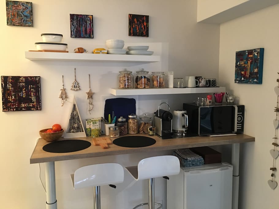 Espace détente cuisine!
Four Micro onde
Frigo
Cafetière Nespresso
Bouilloire
Vaisselles à disposition pour déjeuner, ou dîner.
Tupperwares pour réchauffer un repas.