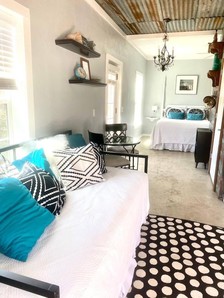 Отворен концепт со двоен кревет во дневниот простор и брачен кревет (широк 150-179 см) во просторот за спиење 