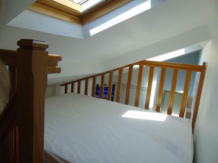 Cama con 2 plazas del altillo abuhardillado 