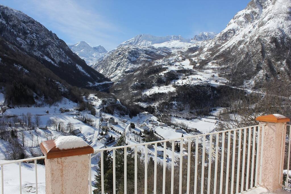 Vue sur la vallée sous la neige, depuis le gîte