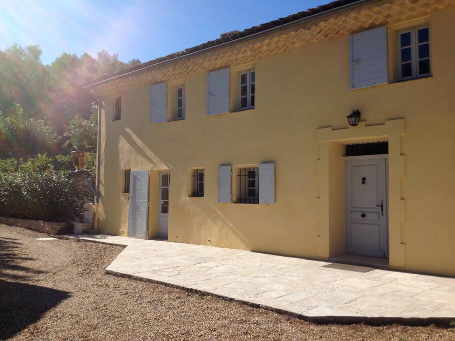 stationnement des voitures, à l'intérieur, devant la maison.