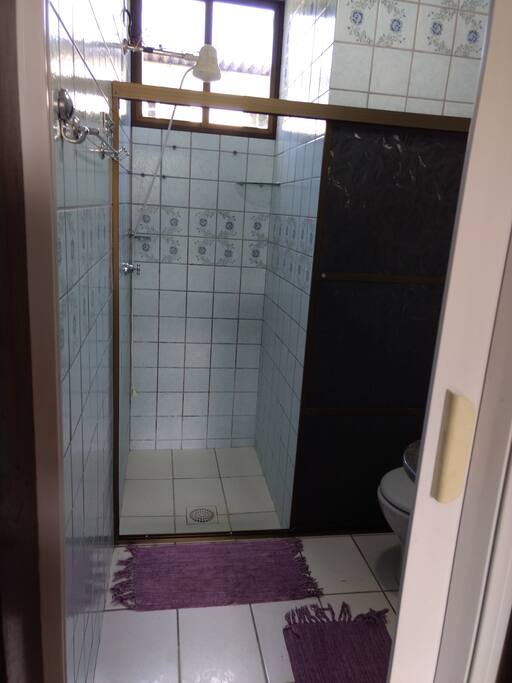 Banheiro externo com acesso a dois passos do quarto.