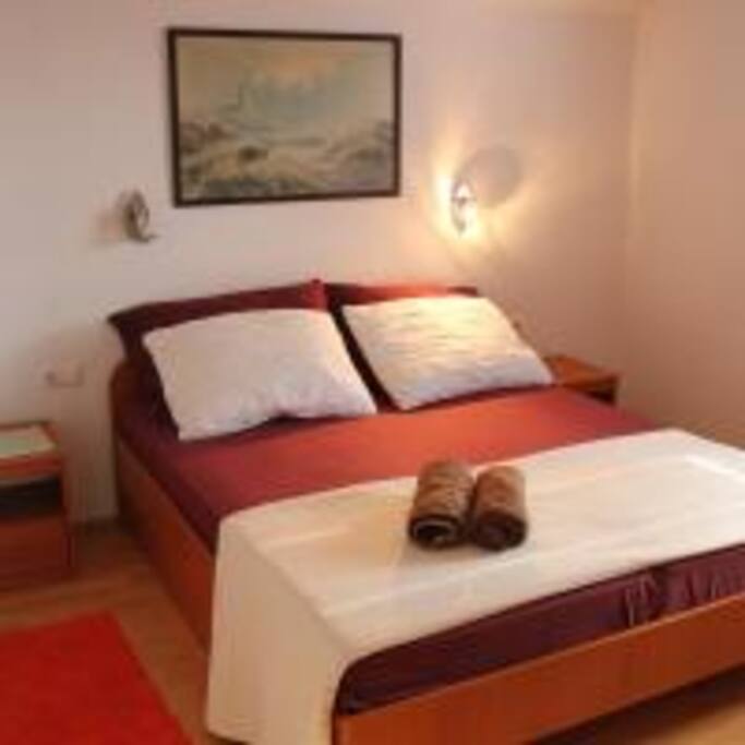 Main bedroom with double bed, closet(cabinet,locker) and window