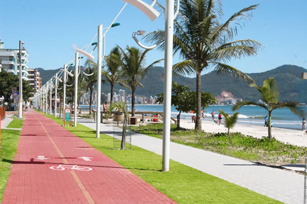 Calçadão em frente ao prédio com ciclovia