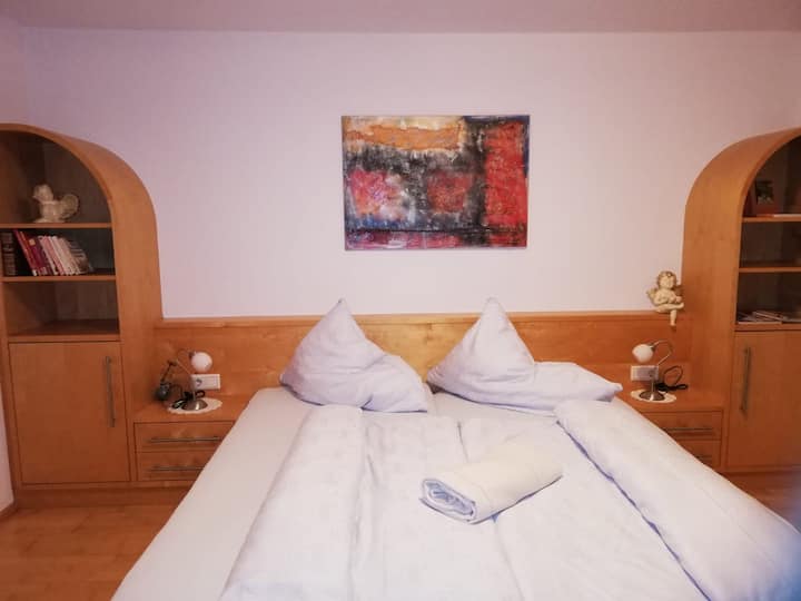 ห้องนอนกว้างขวางพร้อมเตียงคู่ขนาดใหญ่