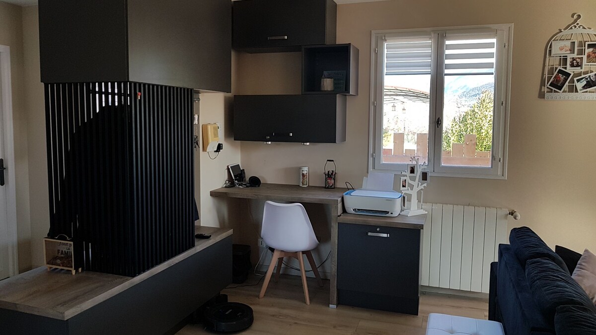 אזור עבודה עם מדפסת