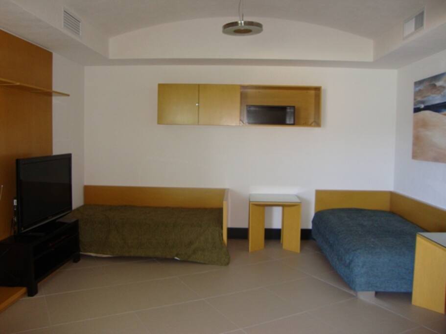 STUDIO TWO SINGLES BEDS