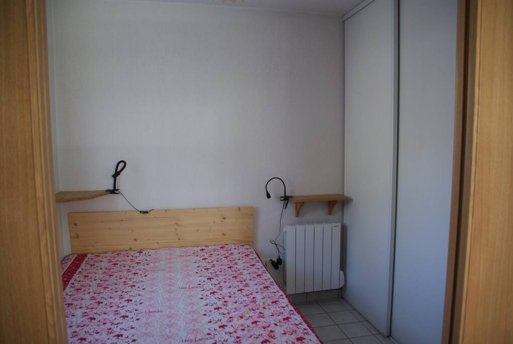 chambre avec un lit de 140 et de grands placards