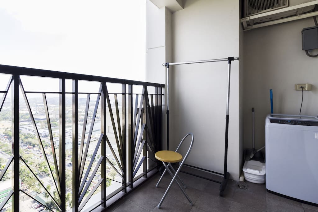 Automatic washing machine and clothes drying rail