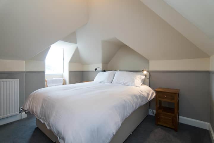 Bedroom 2: can be set up as a twin or large double. With Loch views