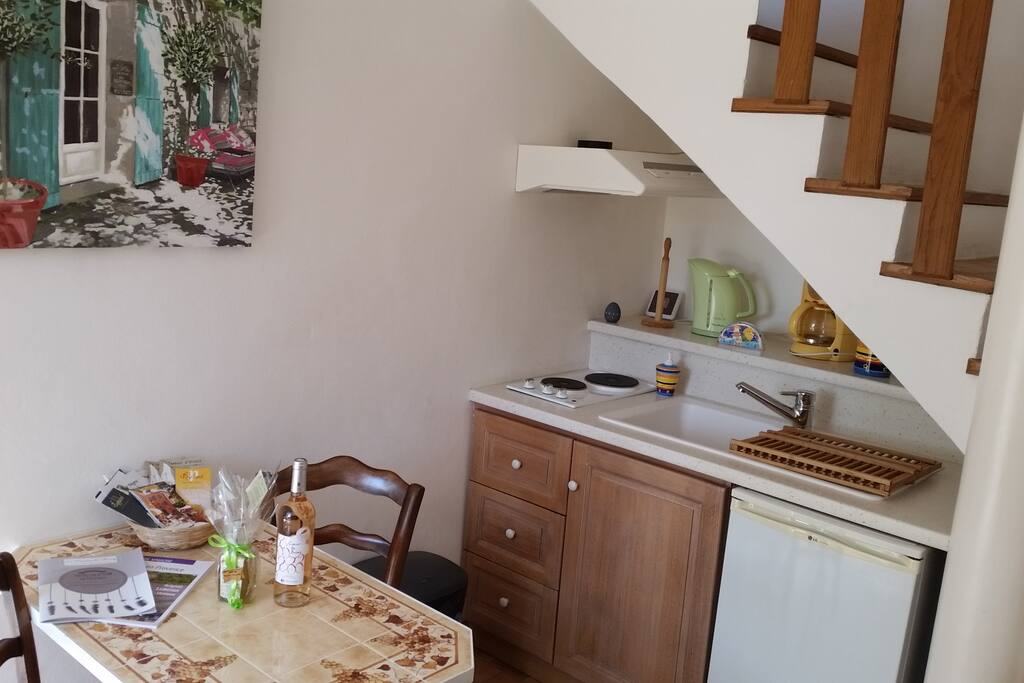 Coin Cuisine et Repas/Kitchen w. Lunch place (Les Pins)