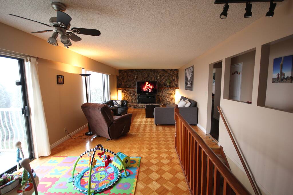 Living room, baby toys can be moved and we can put a little 4 person table there. Big screen TV with Netflix and Optik TV at the end!