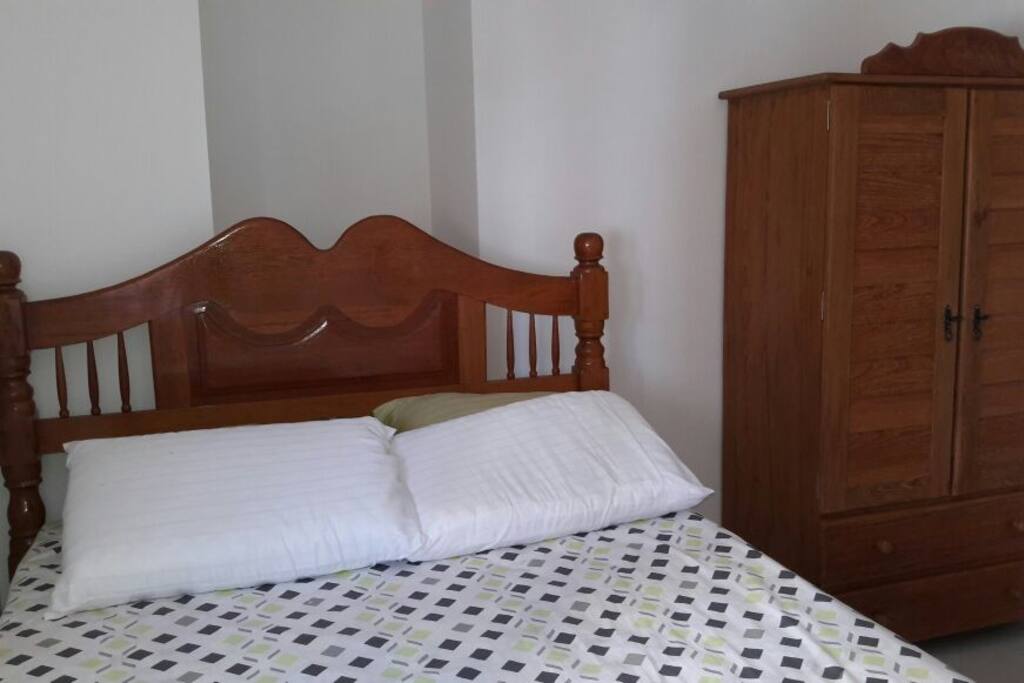 Quarto 1 - com cama de casal e pequeno guarda roupa