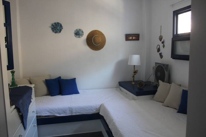 Krevet za jednu osobu dimenzija 1,20X1,95
Krevet za jednu osobu dimenzija 0,90X1,95