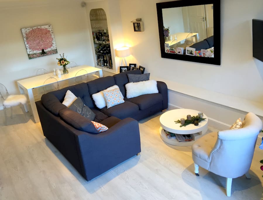 Living Room (dining table can be extended to seat 8)