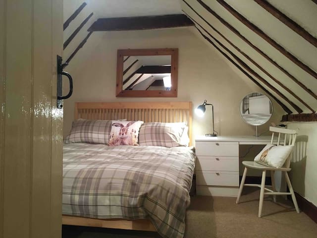 Burton End cottage 8min to airport Easy access