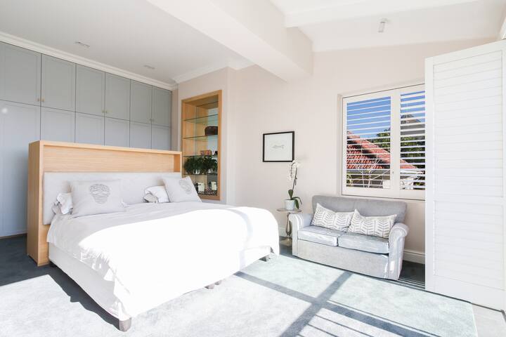 Bantry Bay Villa – sea & mountain views gallery image 5