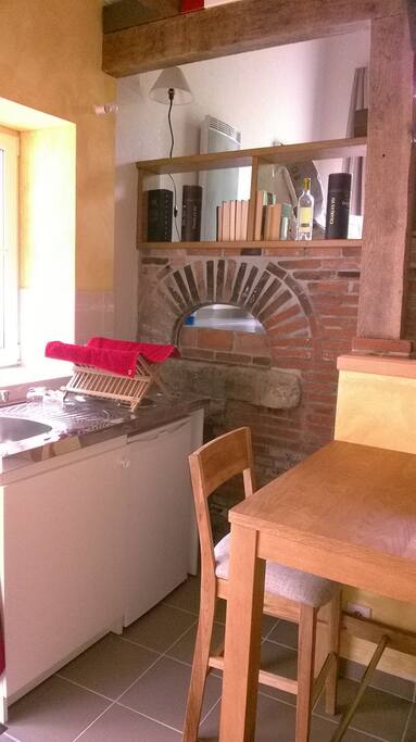 Petite cuisine équipée et vue sur l'ancien four à pain