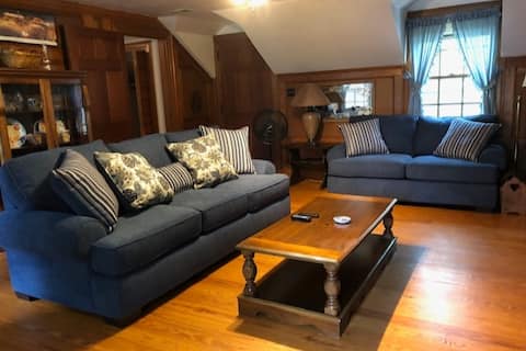 Successful Airbnb property: Guest cottage on 5 acres - 1/2 mile from campus in Durham / Chapel Hill
