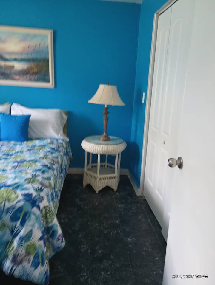 Cama tamaño queen con vestidor 