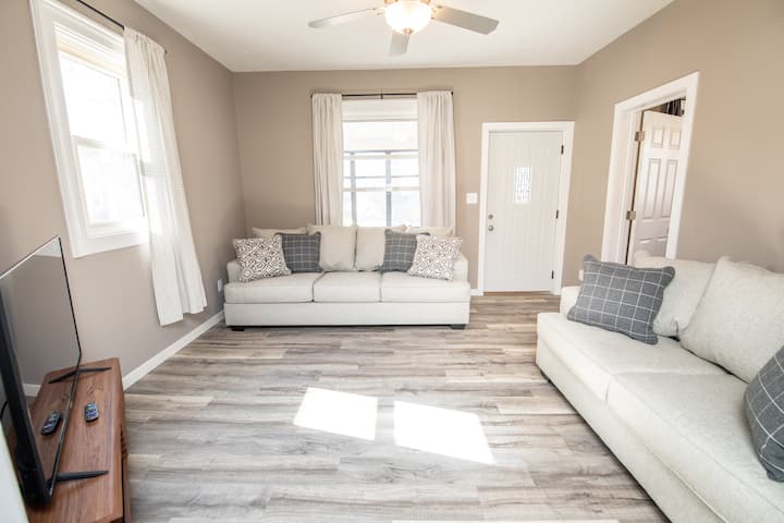 Cozy Chateau Close To Starbucks & Downtown - Sioux Falls, SD