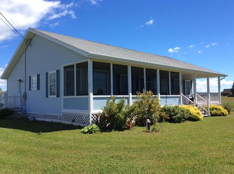 Blue Skies Cottage - Canoe Cove
