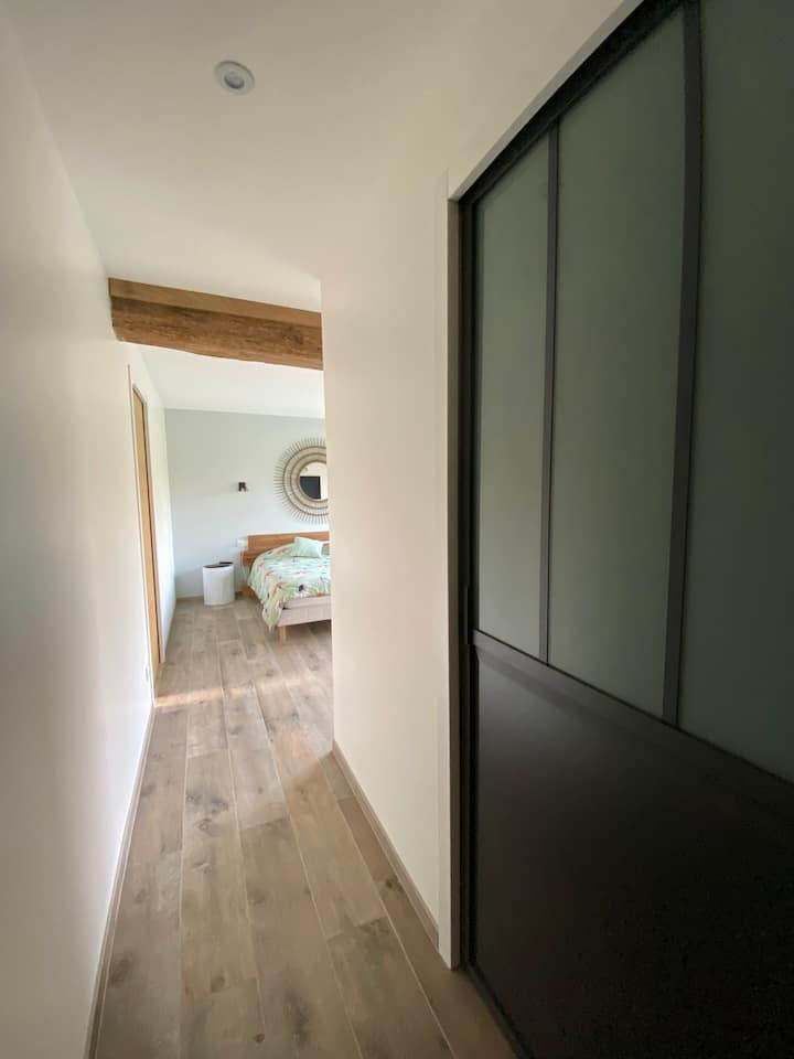 כניסה לסוויטה הראשית עם חדר הלבשה מימין 