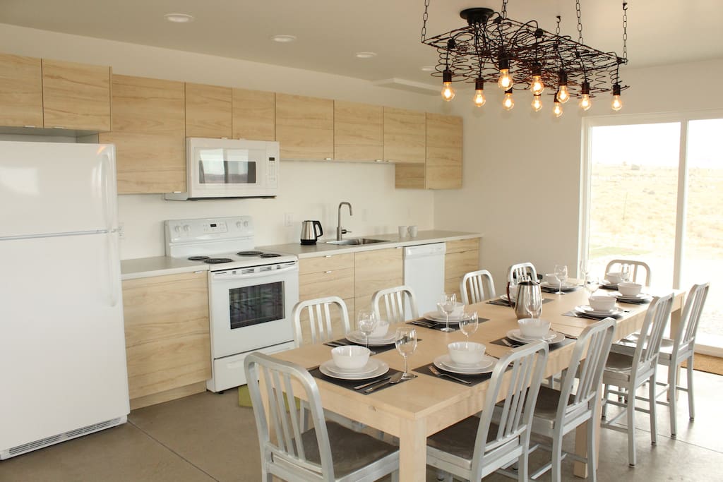 Kitchen and dining for 10