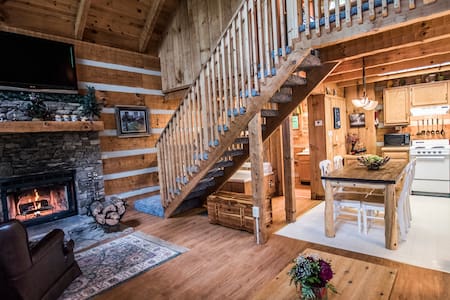 Rustic Pigeon Forge log cabin near everything