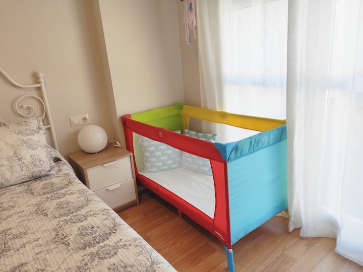 Cuna para bebés equipada con ropa limpia de cuna