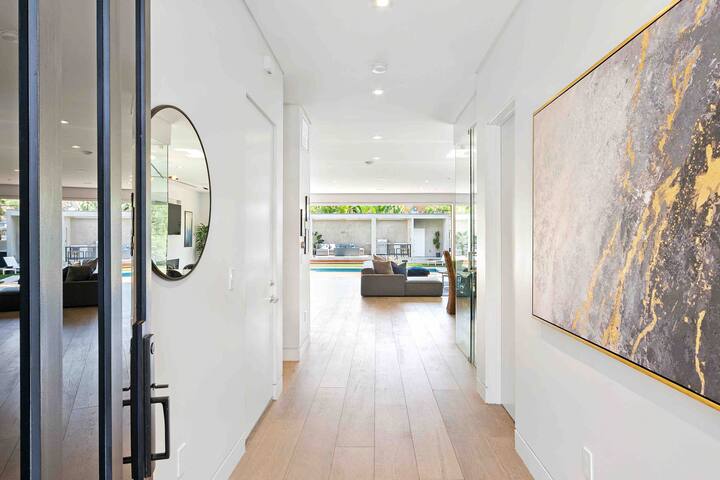 Hollywood Hills 5 BR Villa, Pool, Rooftop, Parking gallery image 2