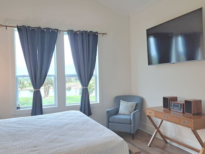 Mwalimu wa kichwa cha nyumba!  na dari ya Kanisa Kuu, kitanda cha King, viti viwili vya pembeni vyenye starehe, meza/dawati, televisheni ya "65" na redio ya kisasa yenye utiririshaji wa kifaa. Vidhibiti vya mbali kwa ajili ya taa na mapazia ya Kuzima kwa ajili ya mwangaza kamili wakati wowote.