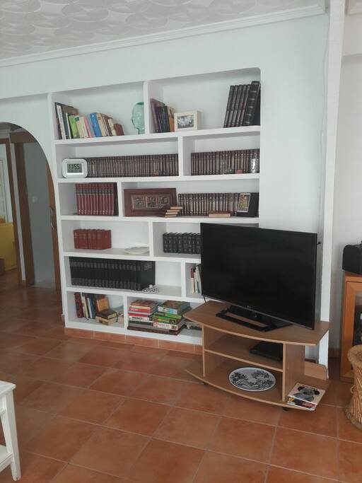 Estantería en el salón- comedor y Tv de 40".
Hay WiFi en el apartamento