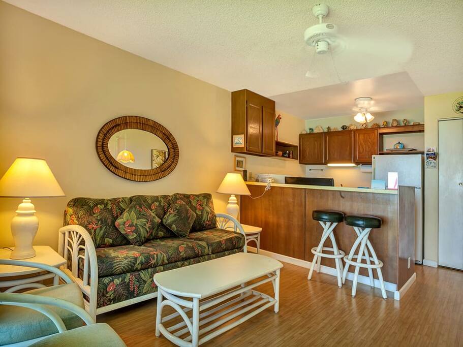molokai-shores-1br-ov-227-living-room-03.jpg