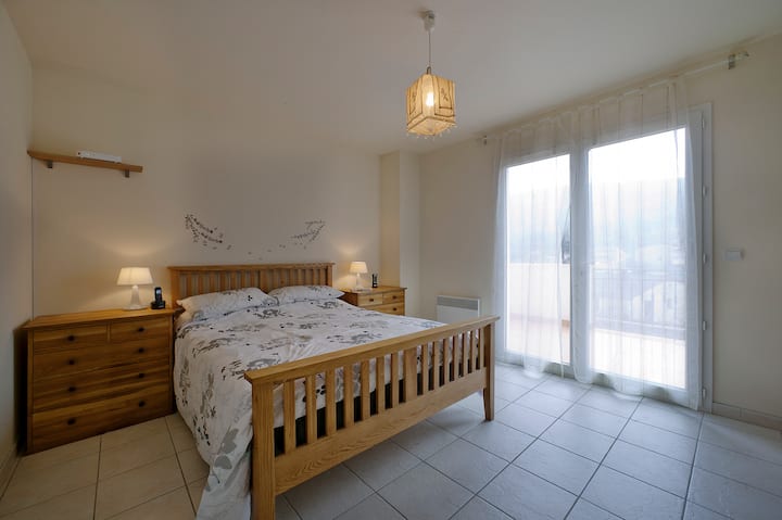 Chumba cha kulala 4 chenye bafu la ndani ya bafu na mwonekano wa juu ya bwawa hadi milimani