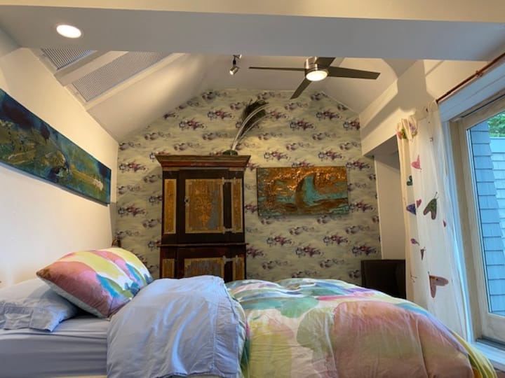 Bedroom 2 with balcony (queen size bed)