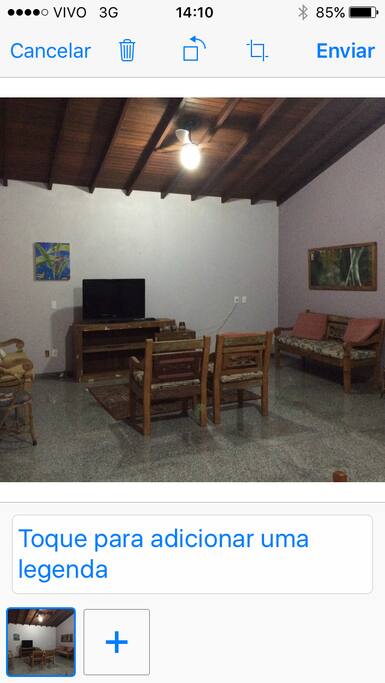Sala com televisor, ar condicionado e ventilador de teito