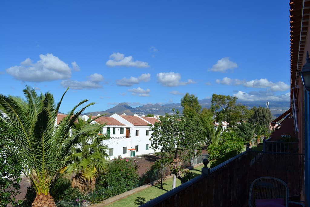 La jolie vue sur le volcan, les montagnes et les palmiers de mon balcon