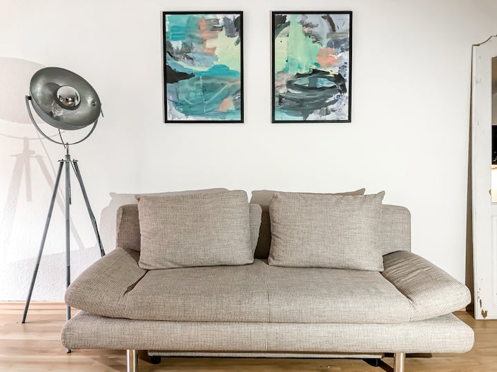 Një divan shumë i rehatshëm që mund të shndërrohet gjithashtu në një divan krevat për një vizitor shtesë.