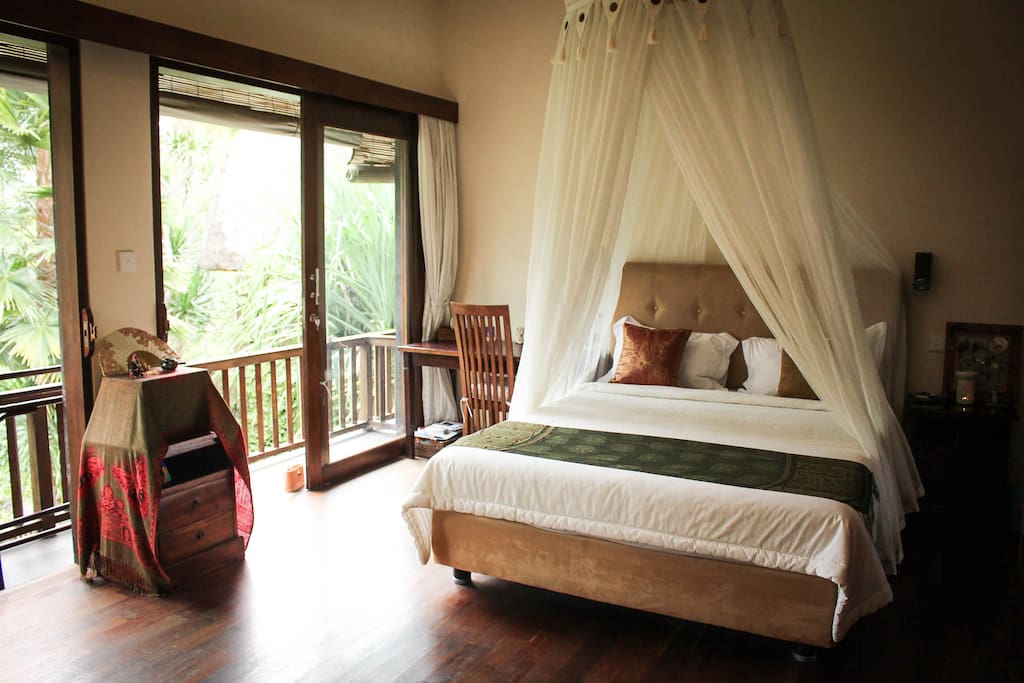 Room 2:
Light and airy upstairs bedroom with queen bed.