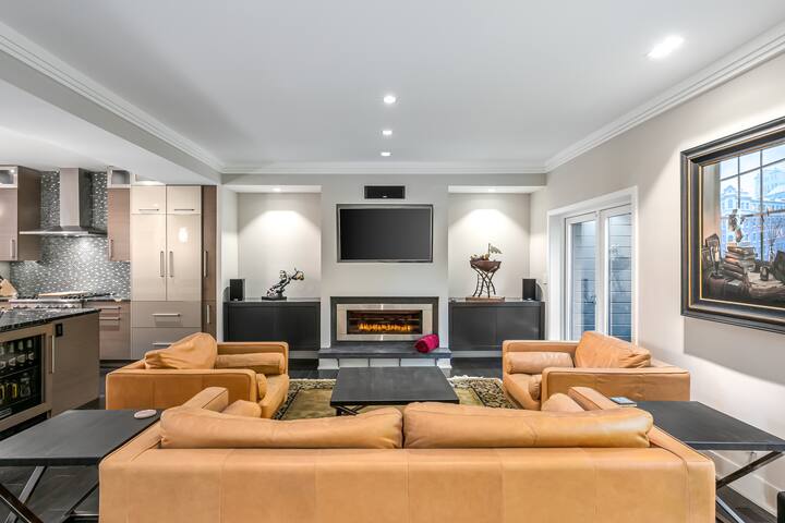Upscale 3 Bedroom Modern Georgetown Home gallery image 3