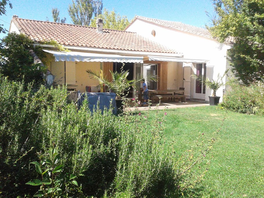 Vue de la maison via le grand jardin privé à l’arrière.