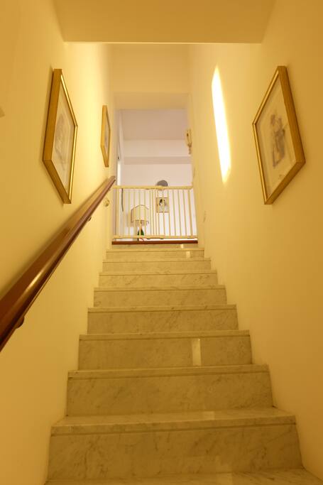 Main entrance with internale stairs