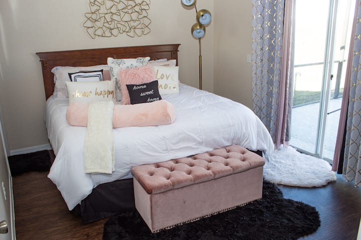 เตียงคิงไซส์พร้อมทางเข้าสระว่ายน้ำส่วนตัว