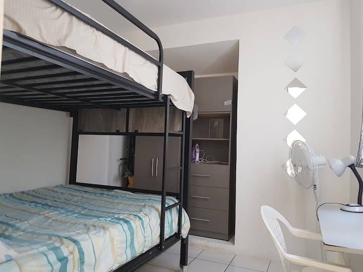 Udobni bračni kreveti na kat. Možete se koristiti glačalom i uređajem za vježbanje. Idealno za radni prostor