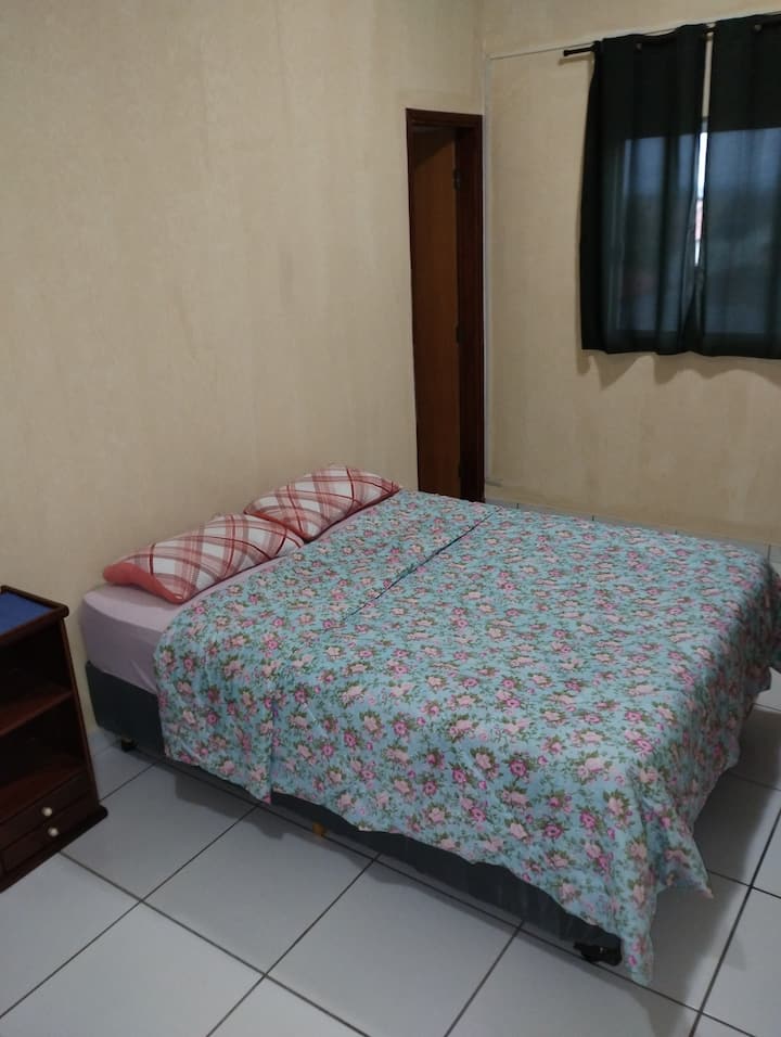 Суит с двойно легло с климатик и спално бельо.