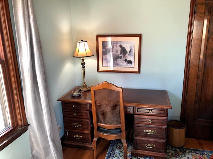 Priestor na písací stôl v spálni na hlavnom poschodí