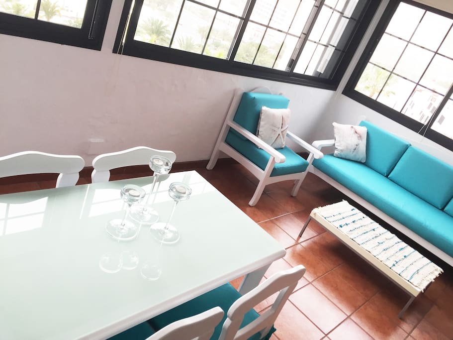 Spacious and luminous exterior lounge- and breakfast area