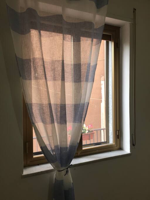 finestra camera da letto, con veduta su viale interno