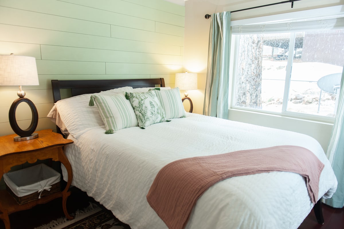 سرير مريح جدًا لدرجة أن شخصًا ما أخذ قيلولة لمدة أربع ساعات.  "كان السرير مريحًا جدًا والفراش متشابكًا جدًا ."